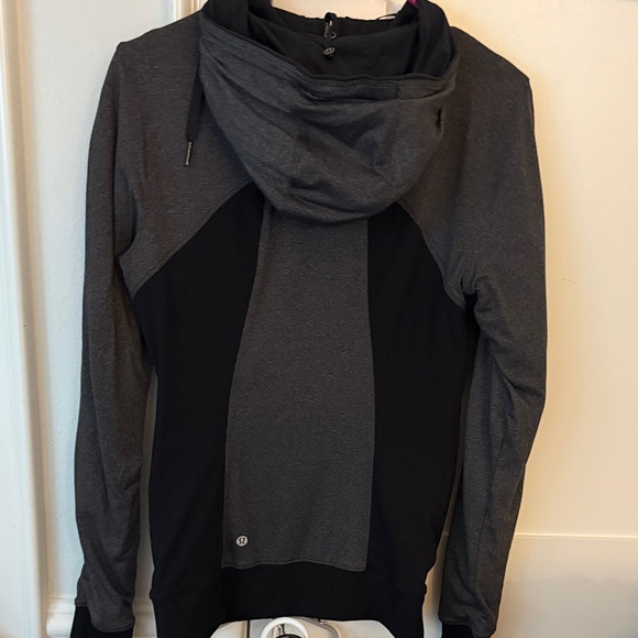 Lululemon Black/Grey reversal Jacket with Ruched Sleeves - Picture 3 of 4
